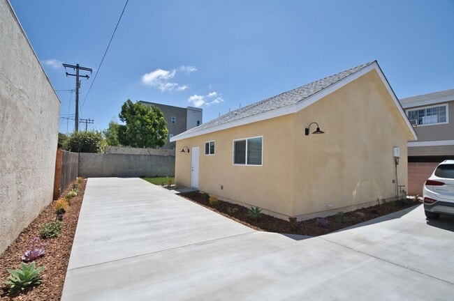 Building Photo - w1704 Unit B