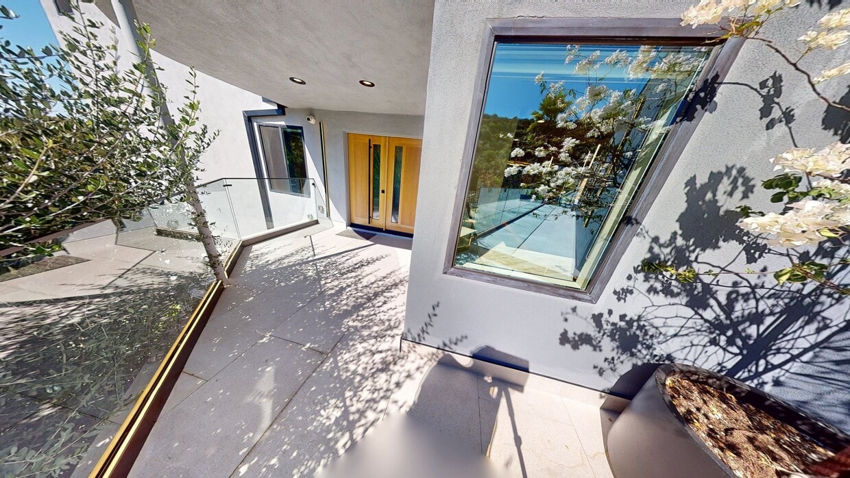 3D Tour - 7966 Mulholland Dr