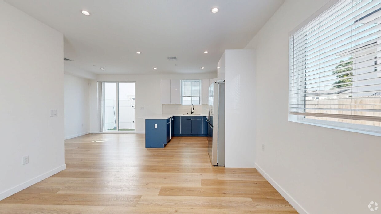 3D Tour - 2919-2923 S Burnside Ave