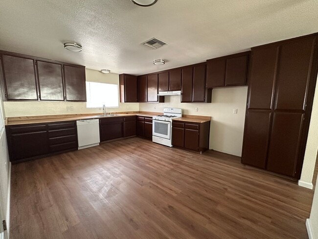 Remodeled/Move-in ready 3 bed 2 bath house... - Remodeled/Move-in ready 3 bed 2 bath house...