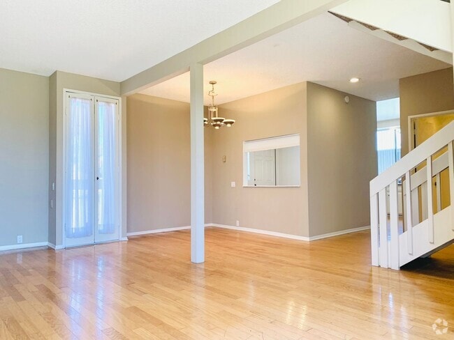 Building Photo - LIVE IN LA JOLLA! LOVELY TOWNHOME WITH BEA...