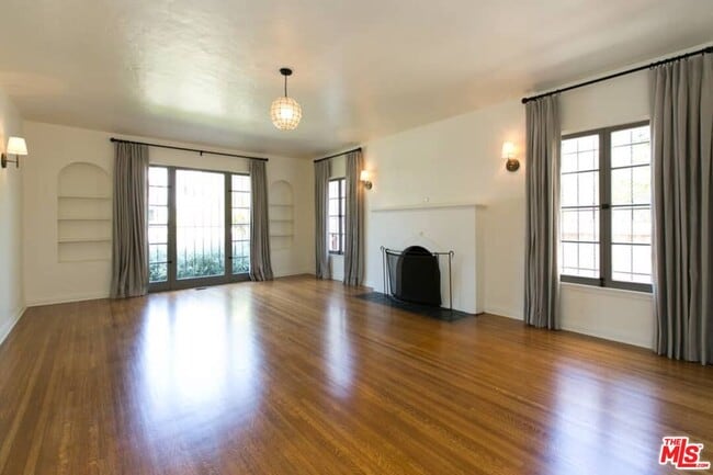 Photo - 1136 S Hayworth Ave