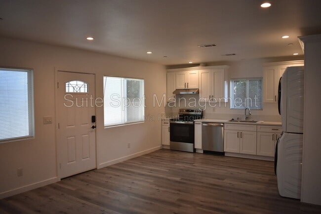 Photo - 1607 Vuelta Grande Ave