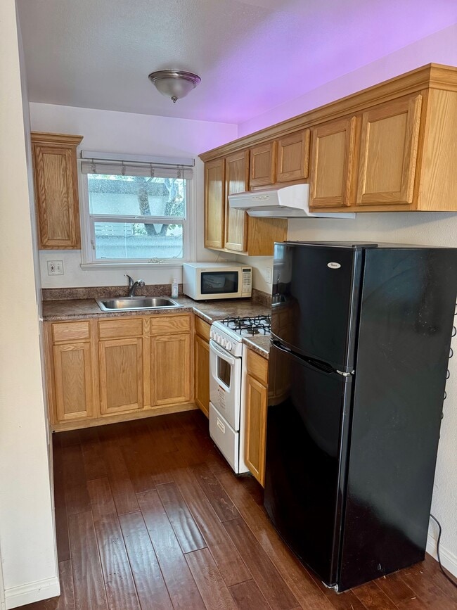 Building Photo - 860 Manhattan Beach Blvd Unit C