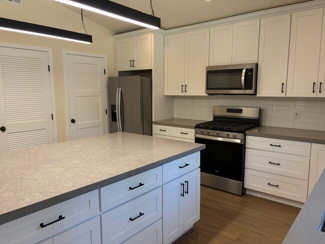 Kitchen w/ walk-in Pantry & Laundry - 19334 Topham St