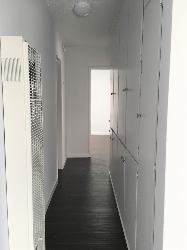 Hallway Closets - 603 N New Hampshire Ave Unit 8