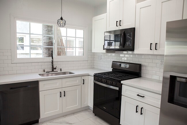 Building Photo - 2520 5th Ave Unit 2520 1-2