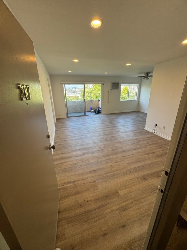 Building Photo - 3725 Glendon Ave Unit 207