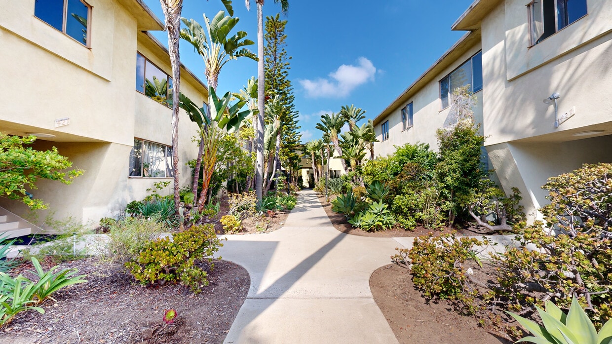 3D Tour - 421 San Vicente Apartments