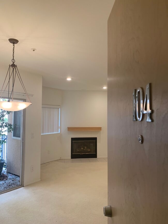 Building Photo - 937 12th St Unit 104