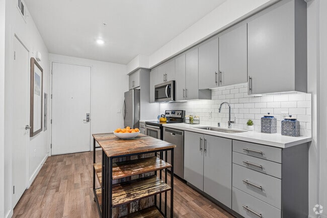 B 1BR, 1BA - 704SF - Kitchen - EastView