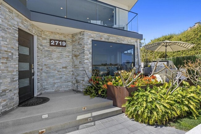 Photo - Luxury furnished one Bedroom with bayfront view