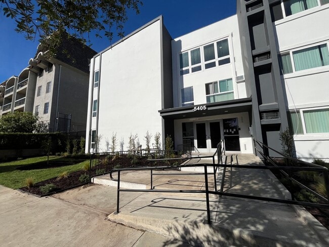 Photo - 5405 Lindley Avenue