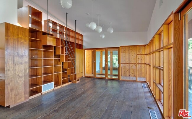 Photo - 1955 Park Dr