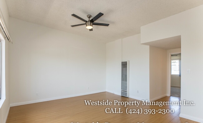 Photo - 1962 N Beachwood Dr