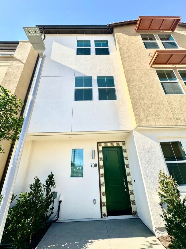 Modern 3B/3B Townhome in Covina - Modern 3B/3B Townhome in Covina