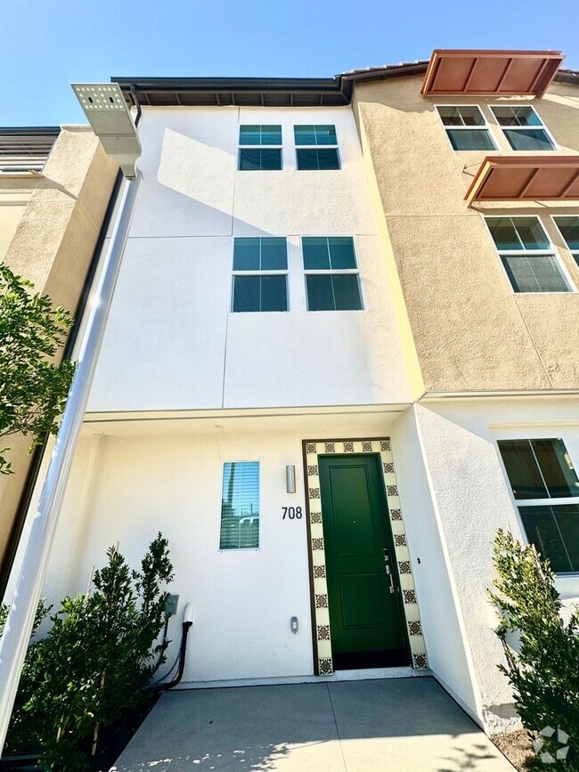 Building Photo - Modern 3B/3B Townhome in Covina