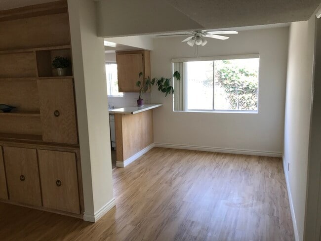 Building Photo - 10701 Moorpark St Rental