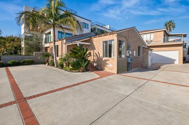 Building Photo - Emerson St Unit 3136