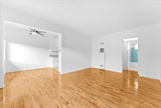 Building Photo - 2464 Penmar Ave Unit 07