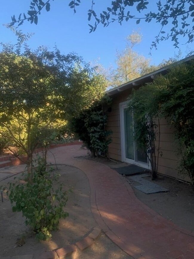 Building Photo - Charming Alpine FULLY Furnished Studio wit... Rental