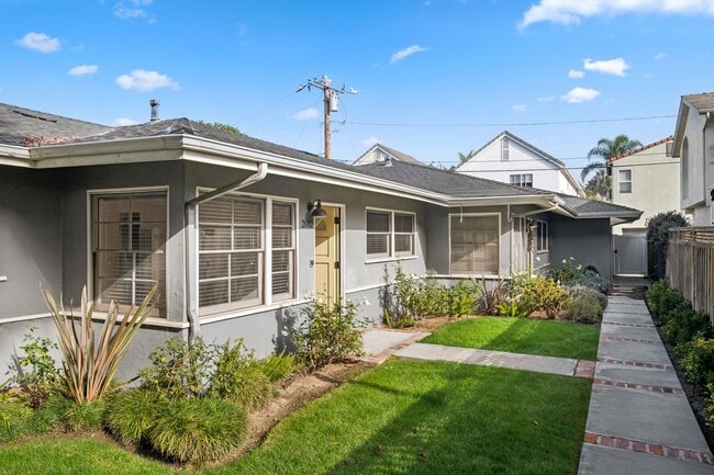 Building Photo - 2000 Clay St Unit 2002