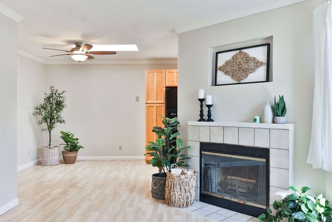 Photo - Talmadge : spacious 2 bed, 2 ba top floor ...