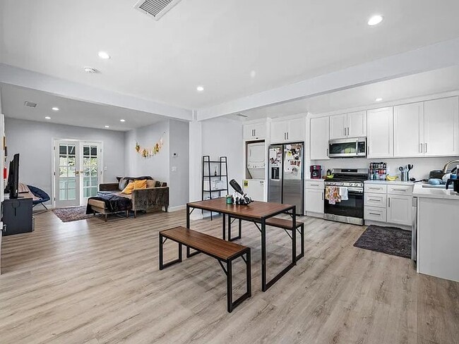 Building Photo - 1005 Hi Point St Unit 1005