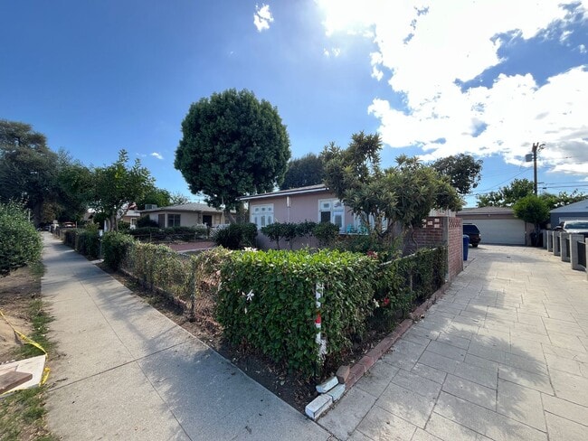 Building Photo - Remodeled Panorama City 2+1 Home! (8623 Ti...