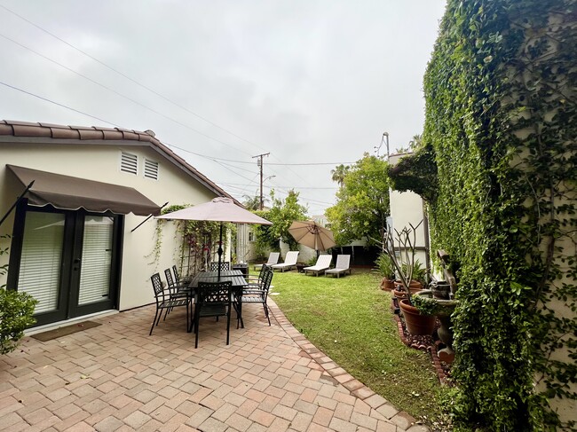 Front of the guesthouse - 153 S La Peer Dr Unit Charming Guesthouse