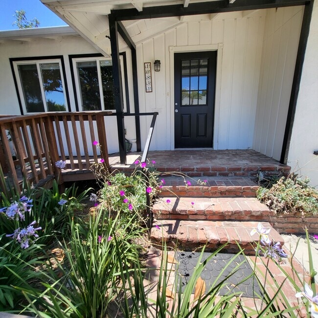 Front Porch - 10831 Woodbine St Rental