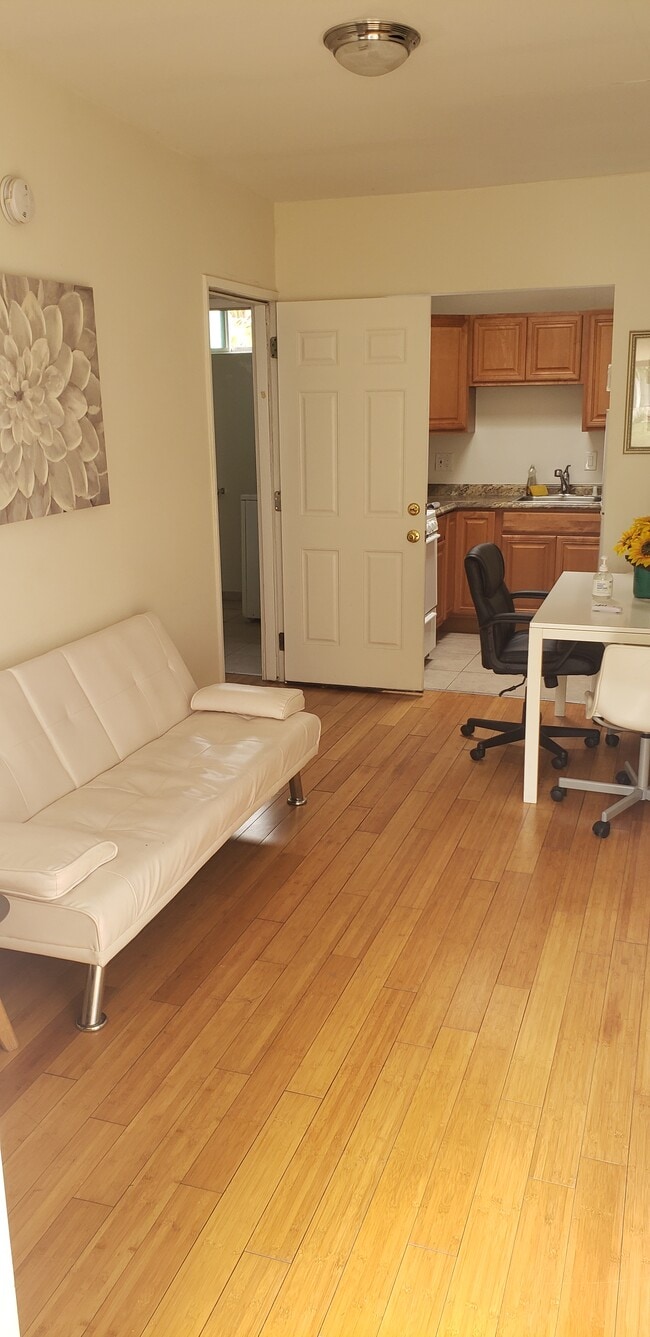 Building Photo - 466 S Wetherly Dr Unit 1