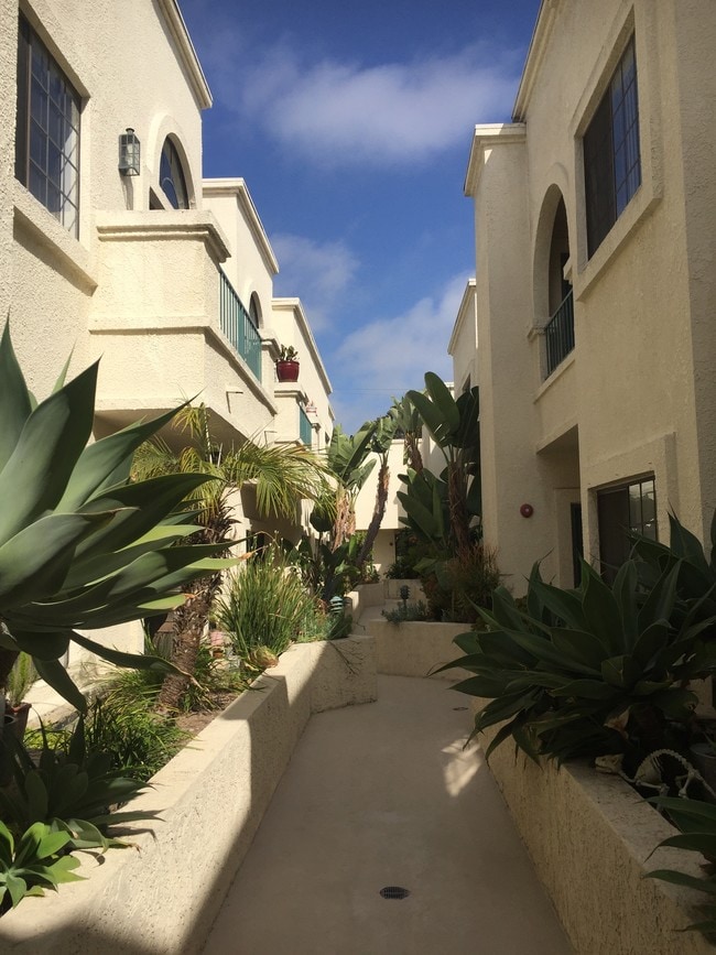 Building Photo - 930 S Venice Blvd Unit 107 Rental