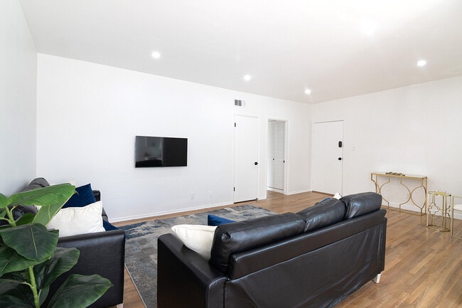 Photo - 344 Rexford Dr