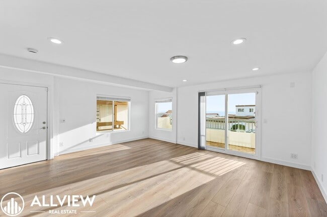 Building Photo - OCEAN VIEWS! Renovated 2 Bed, 2.5 Bath Townhome in San Clemente!