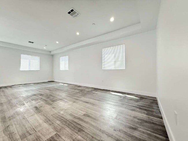 Photo - 829 E 74th St