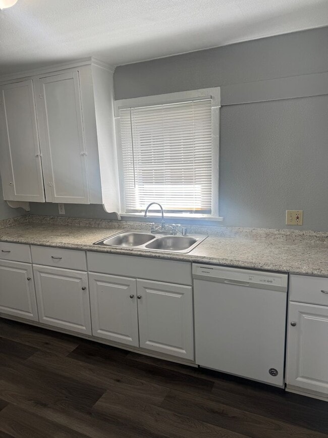 Building Photo - 142 W Valencia Dr Unit A
