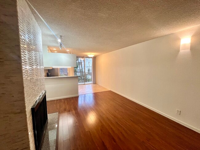 Photo - 659 S Cloverdale Ave