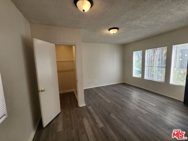 Photo - 534 W 47th St