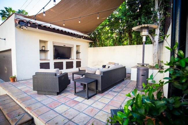 Stunning duplex with no expense spared. - 1327 S Sycamore Ave Townhome