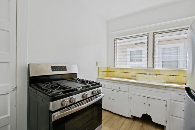 Photo - Charming 1-Bedroom Apartment in a Quiet Du... Unit 2