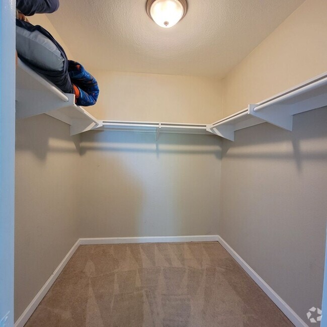 Building Photo - Spacious 2 bedroom 1 bathroom Condo with L...