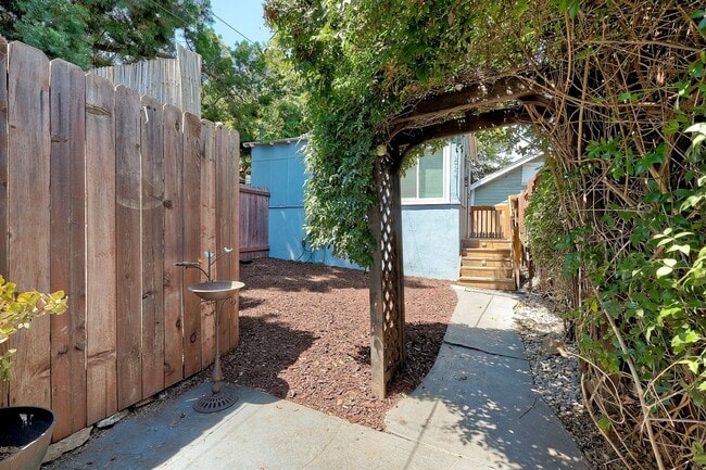 Photo - 2744 Treat St