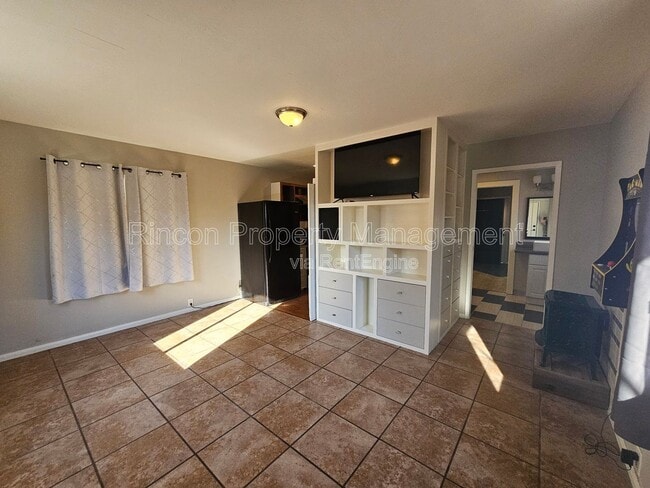 Photo - 2810 Sherwin Ave Unit B