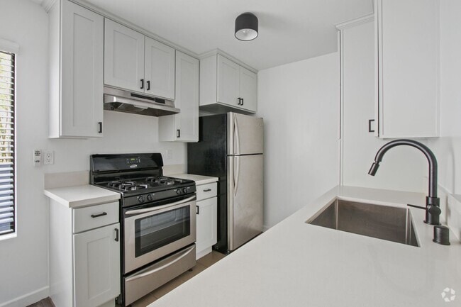 Building Photo - 117 Pacific St Rental