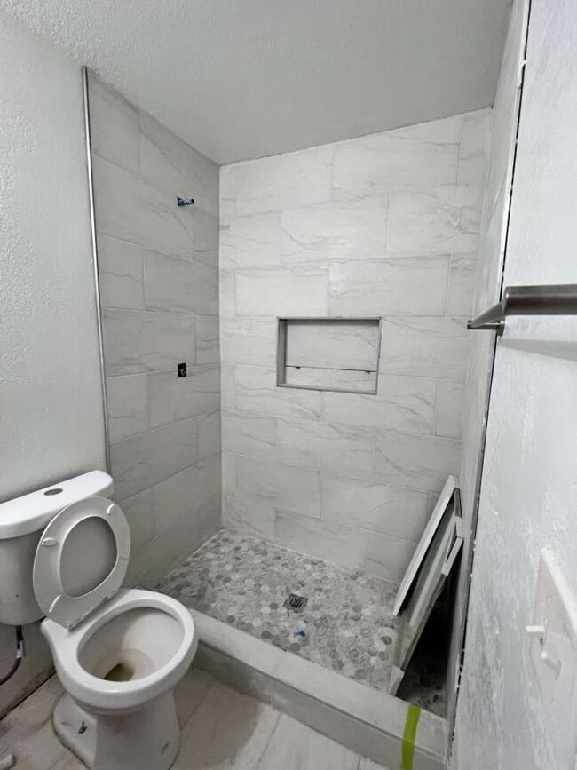 Photo - Remodeled 2 bedrooms 2 full baths corner u... Unit 4