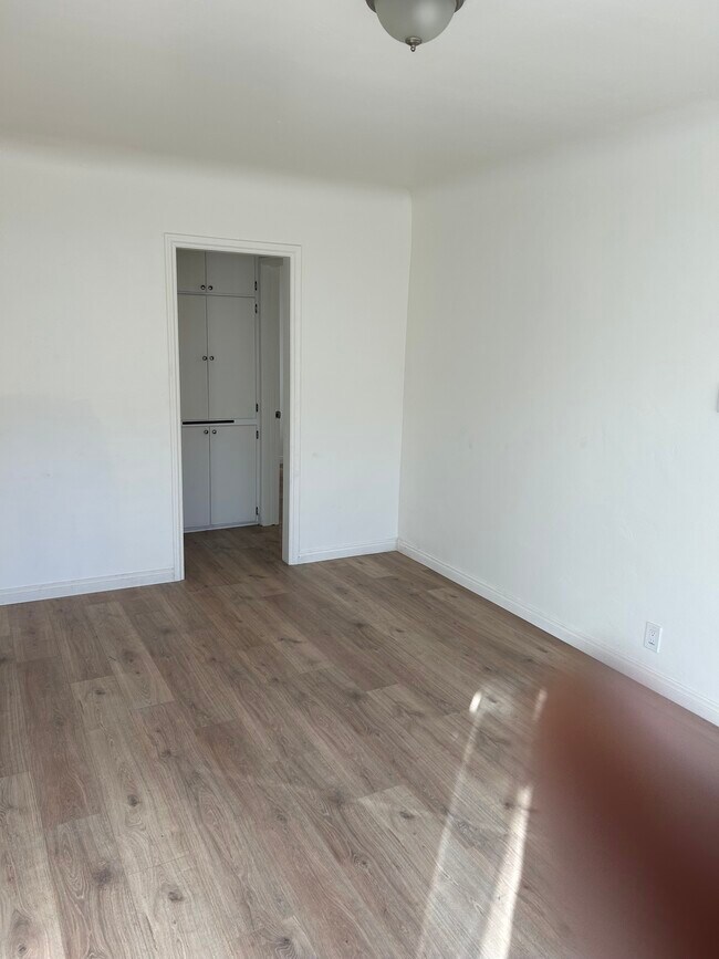 LIVING ROOM - 422 W Laurel St