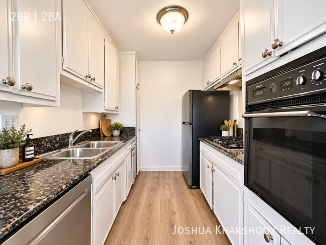 Photo - 5303 Newcastle Ave