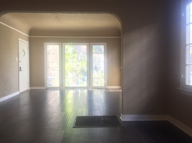 Building Photo - 412 N Orange Grove Ave Unit 412