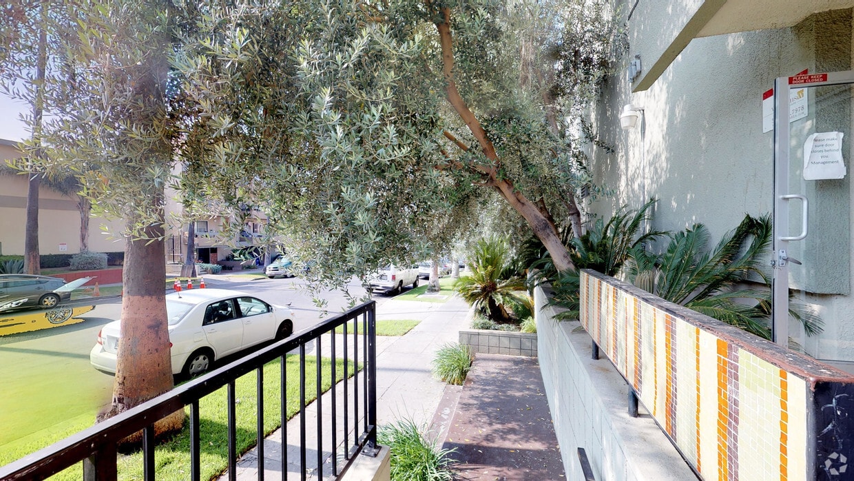 3D Tour - 435 S Mariposa Ave